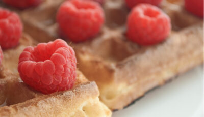 frische waffeln mit himbeeren