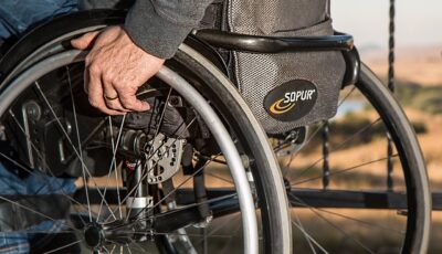 rollstuhl bietet im Alter mehr Mobilität