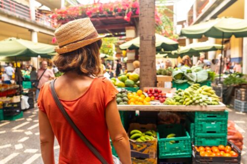 Ein Tourist auf dem berühmten Bauernmarkt in der Stadt Funchal von Madeira. Portugal