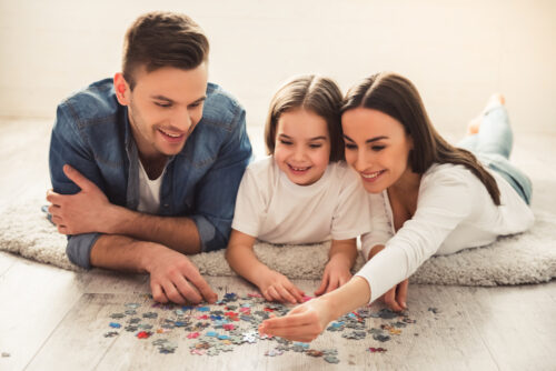 Puzzeln mit der ganzen Familie